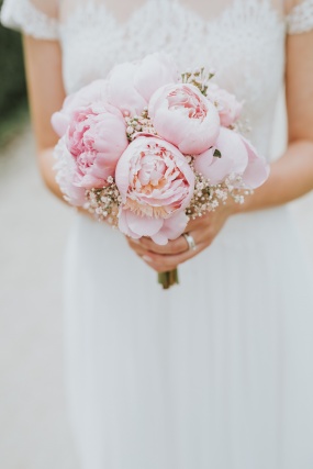 粉色洋桔梗手捧花图片